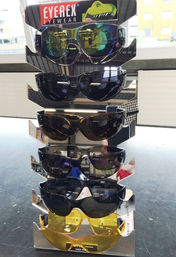Présentoir Eyerex avec 16 lunettes de soleil CAT assorties